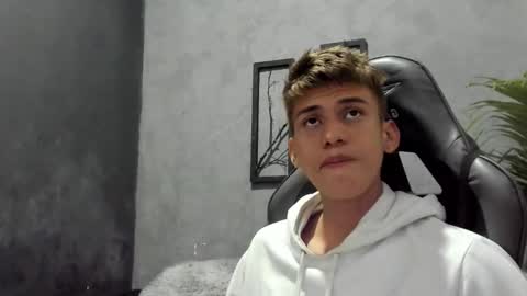 Snapshot of miguel_hz chatting on 5, 12, 2024 Miguel Hernandez online show from 5, 12, 2024