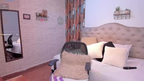 Mia Jhones online show from 23, 1, 2025