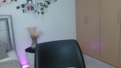 miiaa_k online show from 5, 5, 2026