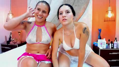 Snapshot of miiayzoe chatting on 21, 10, 2025 Mia y Zoe online show from 21, 10, 2025