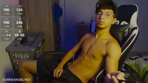 Snapshot of mike_pineapple chatting on 7, 6, 2026 Mike Pineapple online show from 7, 6, 2026