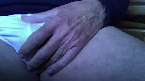 Snapshot of mikeybed chatting on 17, 12, 2024 mikeybed online show from 17, 12, 2024