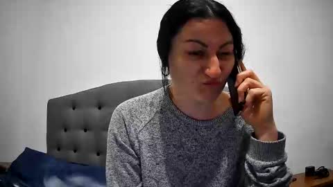 Mikyloveu online show from 1, 2, 2025