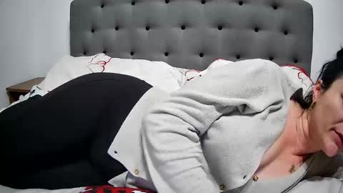 Mikyloveu online show from 21, 2, 2025