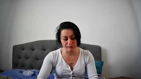 Mikyloveu online show from 4, 3, 2025