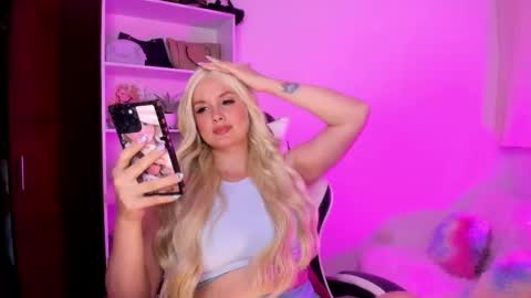 Snapshot of mila_violet chatting on 5, 11, 2025 Mila online show from 5, 11, 2025