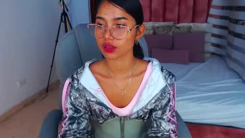 Snapshot of milaa_star chatting on 2, 10, 2025 milaa_star online show from 2, 10, 2025