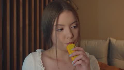 Snapshot of milaice chatting on 5, 3, 2026 Mila online show from 5, 3, 2026