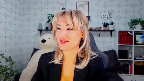 MillaXQueen online show from 5, 10, 2025
