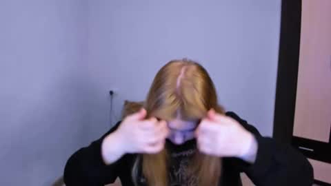 hi Im Mina  online show from 27, 11, 2025