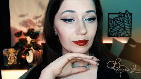 Snapshot of missbeverlymills chatting on 5, 2, 2025 The divine Beverly online show from 5, 2, 2025