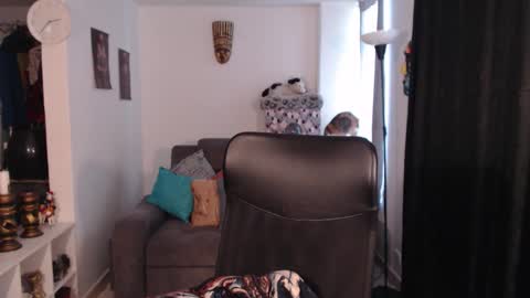 Emilie Diaz online show from 5, 2, 2026