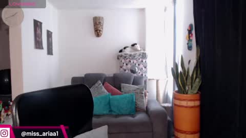 Emilie Diaz online show from 6, 5, 2026
