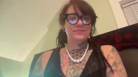 misshoneybadger333 online show from 8, 11, 2025