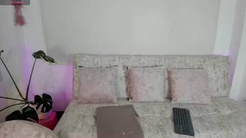 Pau OFmissweetpeach online show from 10, 6, 2026