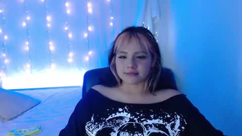 Snapshot of mixie_cute chatting on 5, 12, 2024 mixie_cute online show from 5, 12, 2024