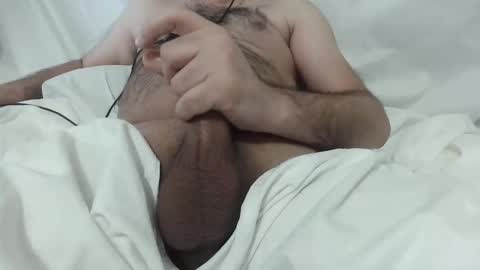 Snapshot of mo0085 chatting on 5, 1, 2026 Laith online show from 5, 1, 2026