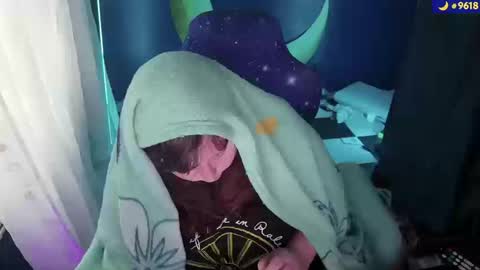 Snapshot of molly_moons chatting on 14, 10, 2025 molly_moons online show from 14, 10, 2025