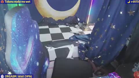 Snapshot of molly_moons chatting on 26, 10, 2025 molly_moons online show from 26, 10, 2025