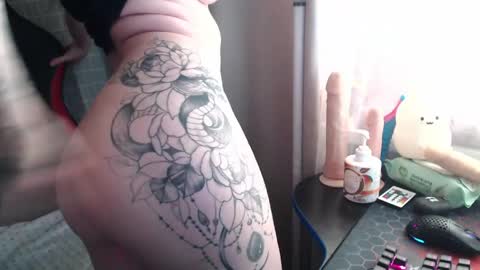 I have new photos come and see with love Molly online show from 10, 4, 2026