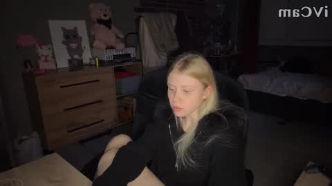 MollyBrith online show from 11, 11, 2025