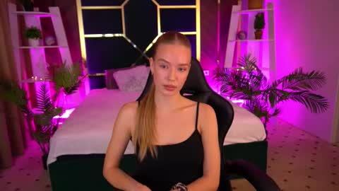 Snapshot of mollyymayy chatting on 3, 12, 2025 mollyymayy online show from 3, 12, 2025