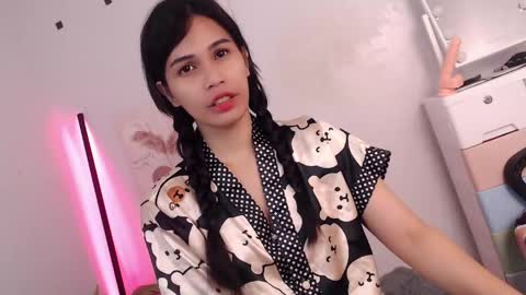 MOMIKHEM online show from 4, 5, 2026