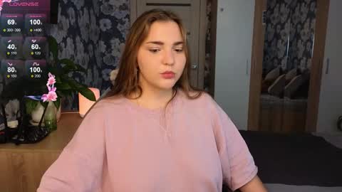 Snapshot of momiji_i chatting on 2, 10, 2025 Leah online show from 2, 10, 2025