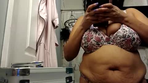 Snapshot of mommybubbles chatting on 6, 1, 2025 Mommy bubbles online show from 6, 1, 2025