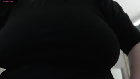 Snapshot of mommyissuess_ chatting on 15, 10, 2025 Daphne online show from 15, 10, 2025