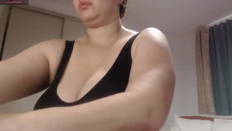 Snapshot of mommyissuess_ chatting on 16, 11, 2025 Daphne online show from 16, 11, 2025