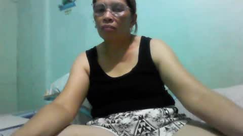 Snapshot of momshe_sweet chatting on 3, 8, 2026 momshe_sweet online show from 3, 8, 2026