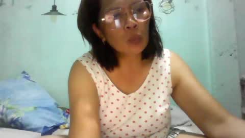 Snapshot of momshe_sweet chatting on 5, 8, 2026 momshe_sweet online show from 5, 8, 2026