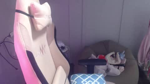 ELYSE A SIMPLE GIRL online show from 12, 1, 2025