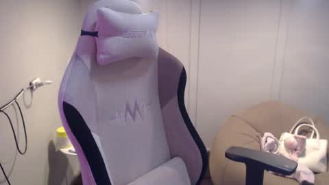 ELYSE A SIMPLE GIRL online show from 18, 2, 2025