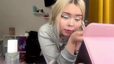 Snapshot of moonluvv3 chatting on 20, 6, 2026 Lyn online show from 20, 6, 2026