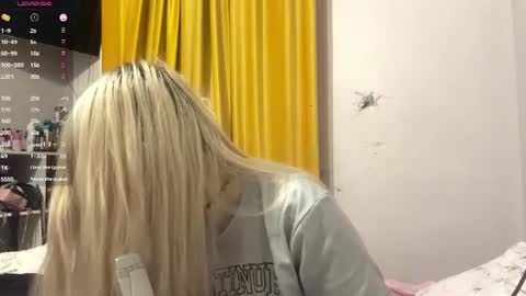 Snapshot of moonluvv3 chatting on 9, 7, 2026 Lyn online show from 9, 7, 2026
