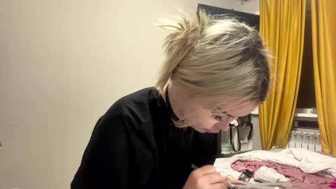 Snapshot of moonluvv3 chatting on 14, 7, 2026 Lyn online show from 14, 7, 2026