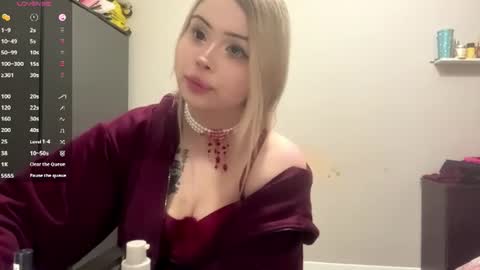 Snapshot of moonluvv3 chatting on 31, 7, 2026 Lyn online show from 31, 7, 2026