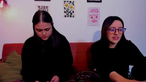 Snapshot of mrbuu_ chatting on 28, 7, 2026 Laura online show from 28, 7, 2026