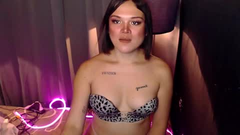 UR GIRL NEXTDOOR online show from 7, 3, 2025