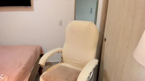 independent model online show from 7, 11, 2025