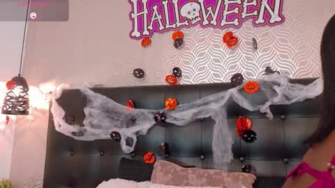 naiaramasson_ online show from 31, 10, 2025