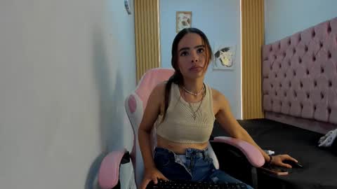 Snapshot of naomis_35 chatting on 9, 10, 2025 naomis_35 online show from 9, 10, 2025