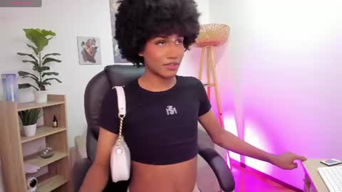 Snapshot of naomisaenz_ chatting on 17, 6, 2026 N A O M I online show from 17, 6, 2026