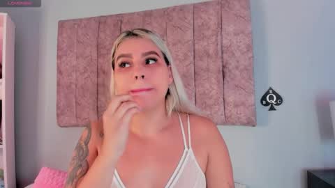 Snapshot of naomisanz_ chatting on 17, 10, 2025 Laura online show from 17, 10, 2025