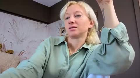 Snapshot of natalie_bitton chatting on 23, 6, 2026 Natalie online show from 23, 6, 2026