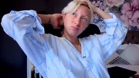 Snapshot of natalie_bitton chatting on 3, 8, 2026 Natalie online show from 3, 8, 2026