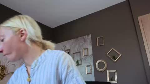 Snapshot of natalie_bitton chatting on 4, 8, 2026 Natalie online show from 4, 8, 2026