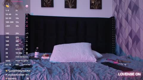 Gwen  online show from 30, 1, 2025